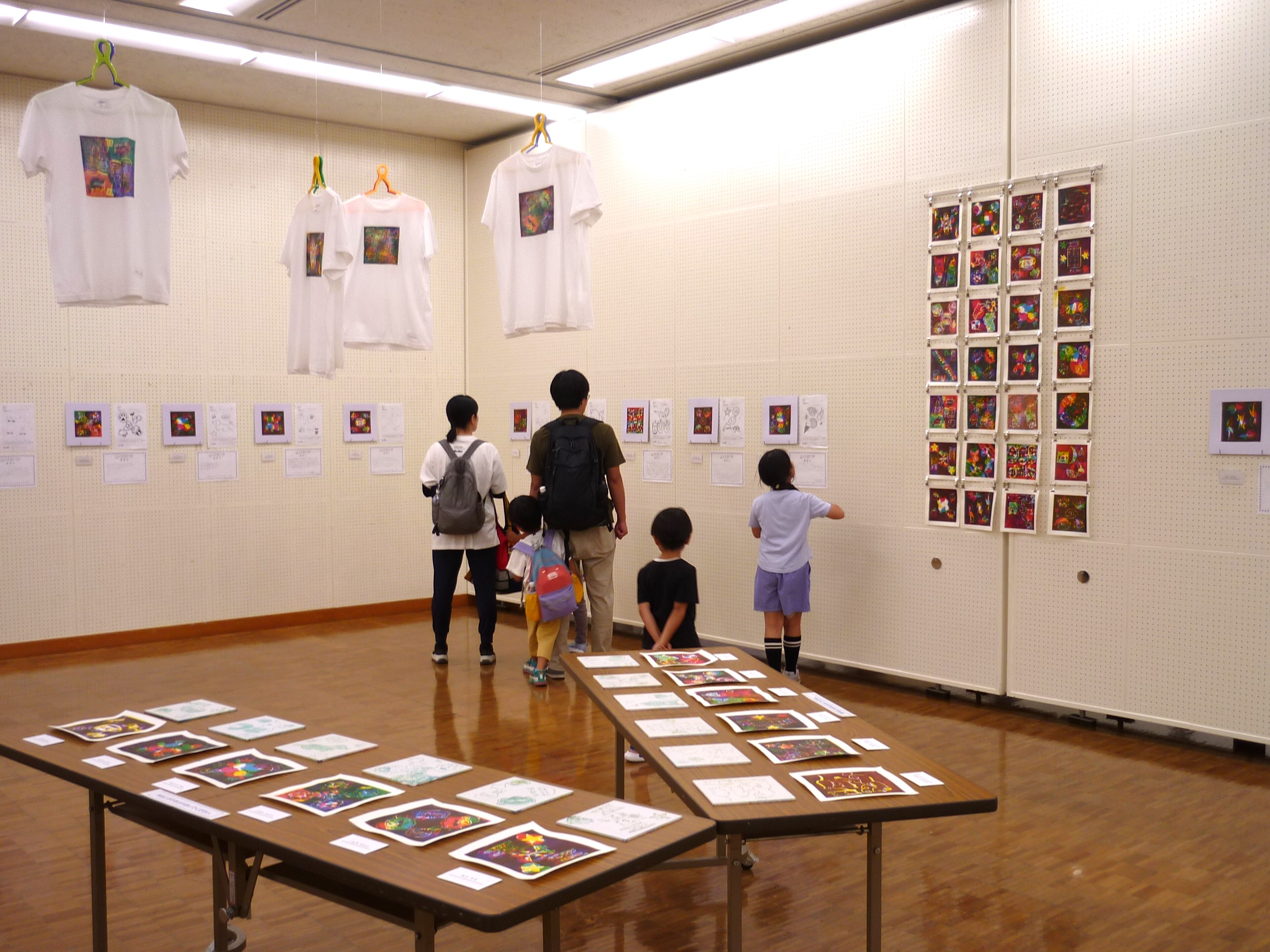「夏は版画でマイ推しTシャツ！」
-夏期子ども講座受講生と大学生の合同版画展-